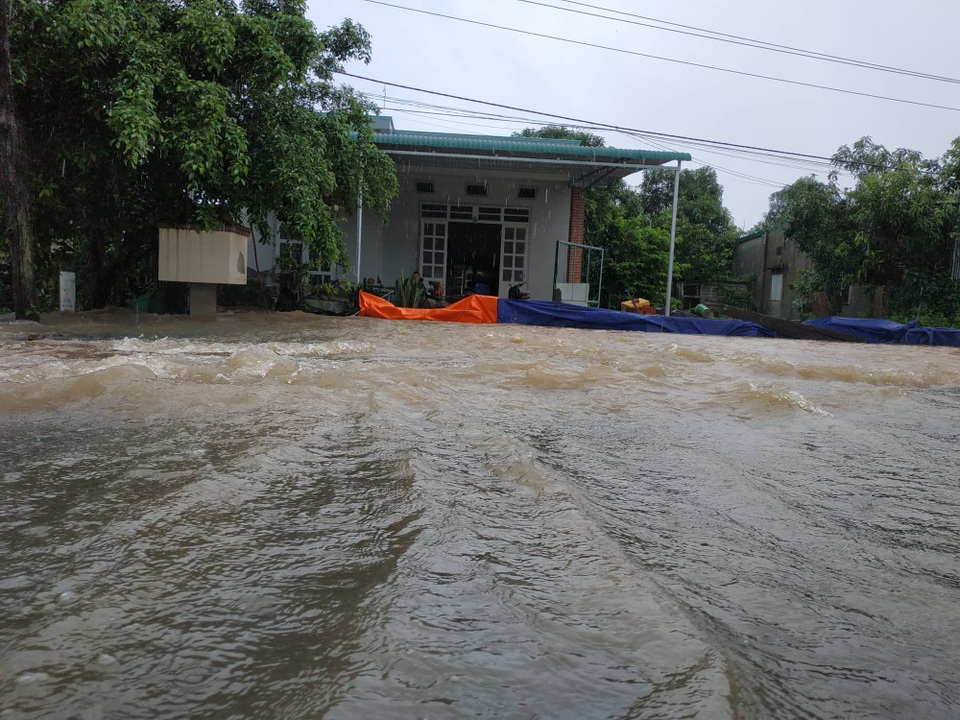 Đắk Lắk mênh mông nước ngập sau nhiều giờ mưa lớn - 2