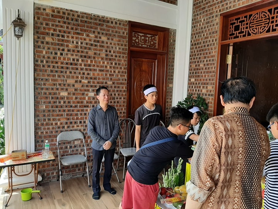 Xót xa đám tang hoa trắng của bé trai bị bỏ quên suốt 9 tiếng trên xe đưa đón - 3 Xót xa đám tang hoa trắng của bé trai bị bỏ quên suốt 9 tiếng trên xe đưa đón - 3