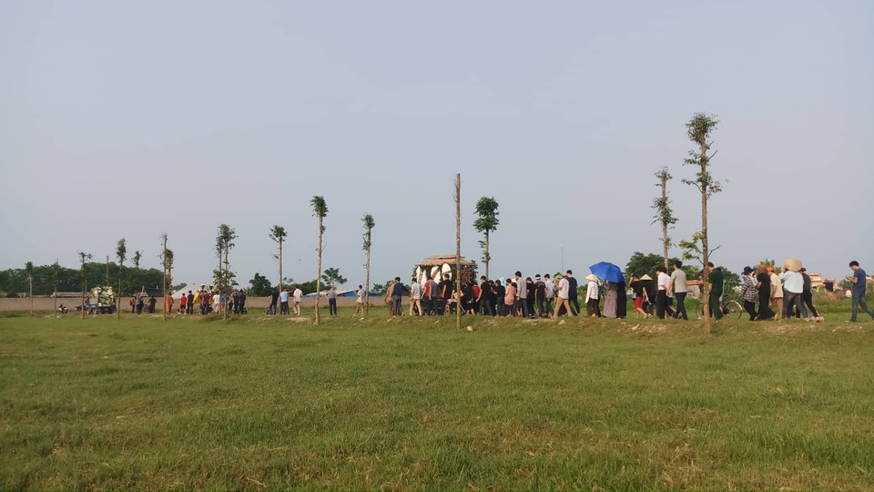 “Giờ đây mẹ không được nghe tiếng con chào mỗi khi đi học về nữa rồi” - 7 “Giờ đây mẹ không được nghe tiếng con chào mỗi khi đi học về nữa rồi” - 7