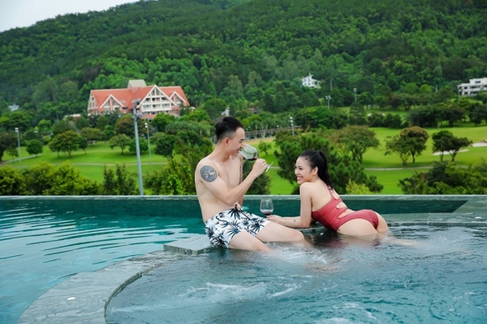 Dũng “Về nhà đi con” lần đầu công khai ảnh tình tứ bên bạn gái nóng bỏng - 2 Dũng “Về nhà đi con” lần đầu công khai ảnh tình tứ bên bạn gái nóng bỏng - 2