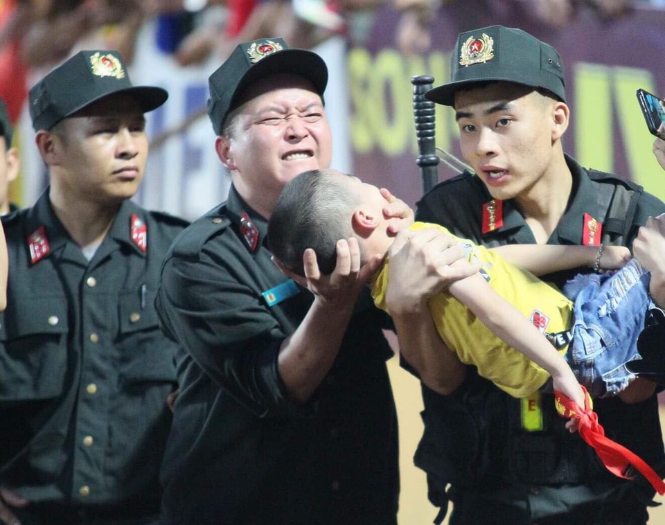 Bóng đá đẹp nhìn từ các khán đài và hành động nhân văn - 2 Bóng đá đẹp nhìn từ các khán đài và hành động nhân văn - 2