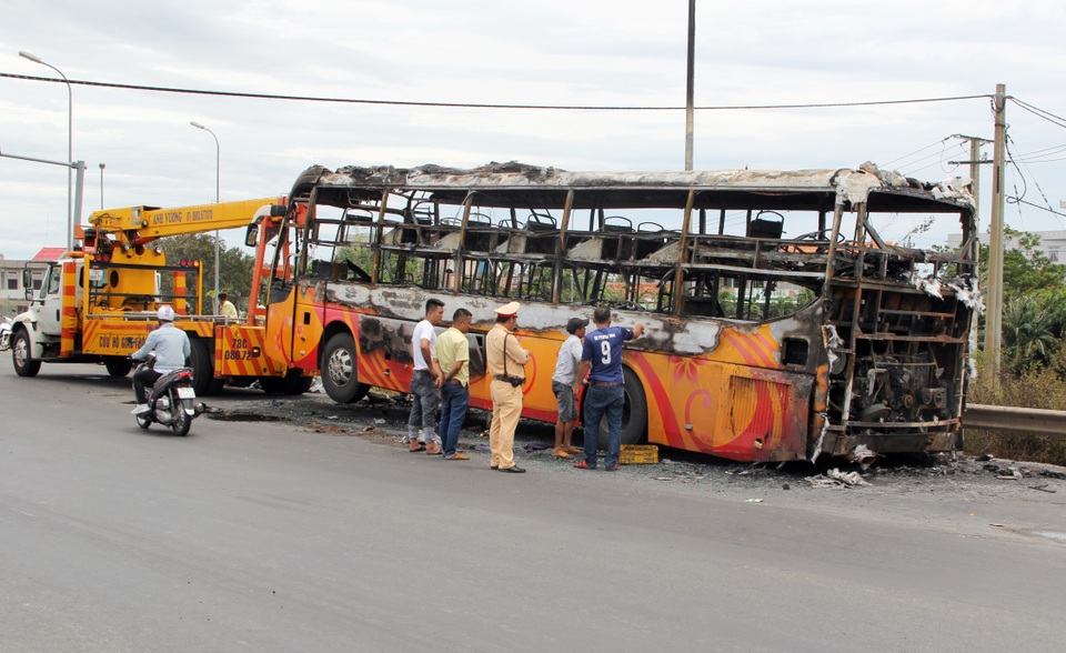 Xe khách cháy trơ khung, 40 hành khách được sơ tán kịp thời - 1 Xe khách cháy trơ khung, 40 hành khách được sơ tán kịp thời - 1