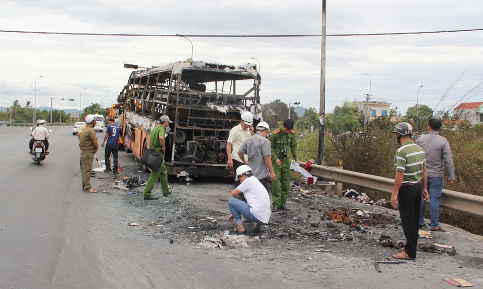 Xe khách cháy trơ khung, 40 hành khách được sơ tán kịp thời - 5 Xe khách cháy trơ khung, 40 hành khách được sơ tán kịp thời - 5