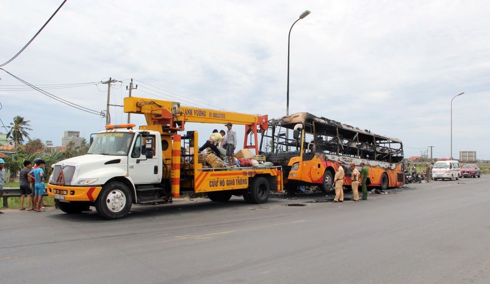 Xe khách cháy trơ khung, 40 hành khách được sơ tán kịp thời - 4 Xe khách cháy trơ khung, 40 hành khách được sơ tán kịp thời - 4