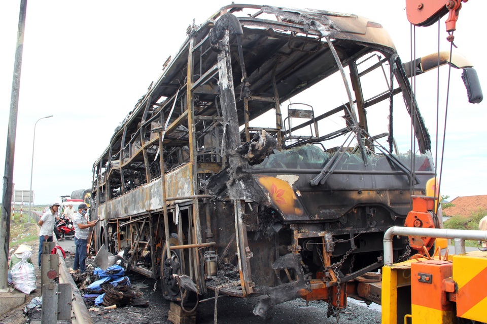 Xe khách cháy trơ khung, 40 hành khách được sơ tán kịp thời - 2 Xe khách cháy trơ khung, 40 hành khách được sơ tán kịp thời - 2