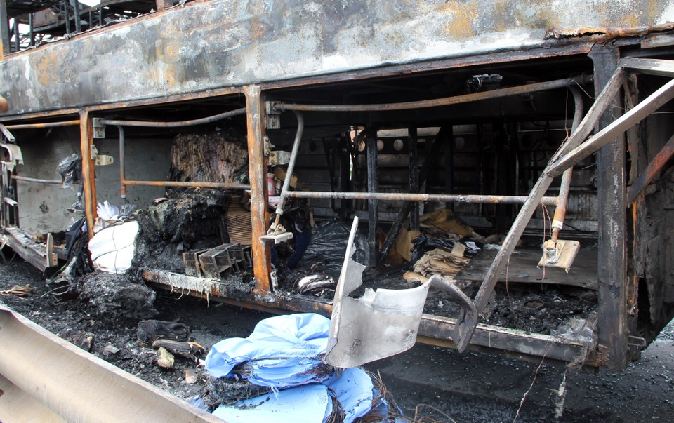 Xe khách cháy trơ khung, 40 hành khách được sơ tán kịp thời - 3 Xe khách cháy trơ khung, 40 hành khách được sơ tán kịp thời - 3