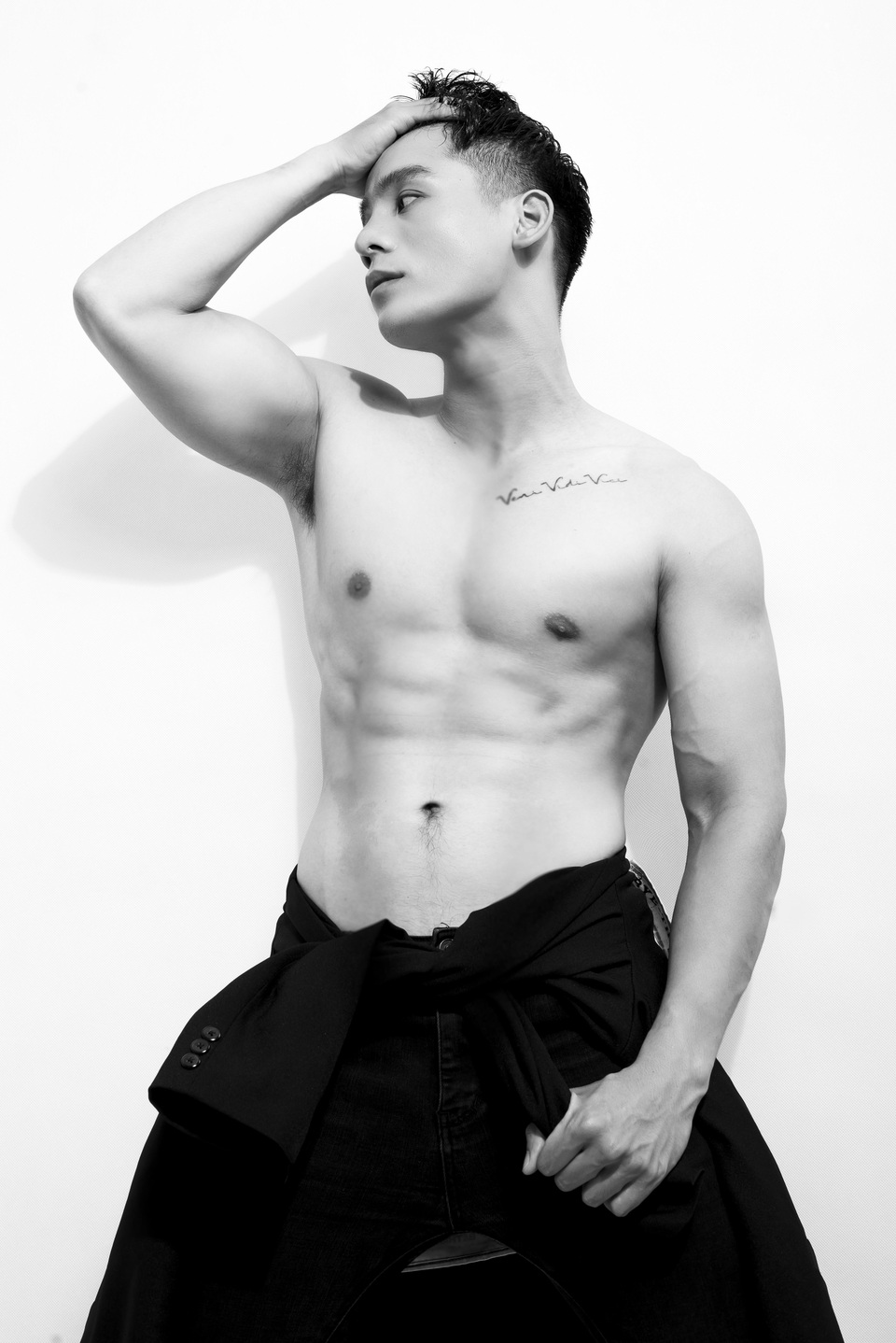 Cao Xuân Tài khoe vẻ điển trai trong bộ ảnh đen trắng - 1