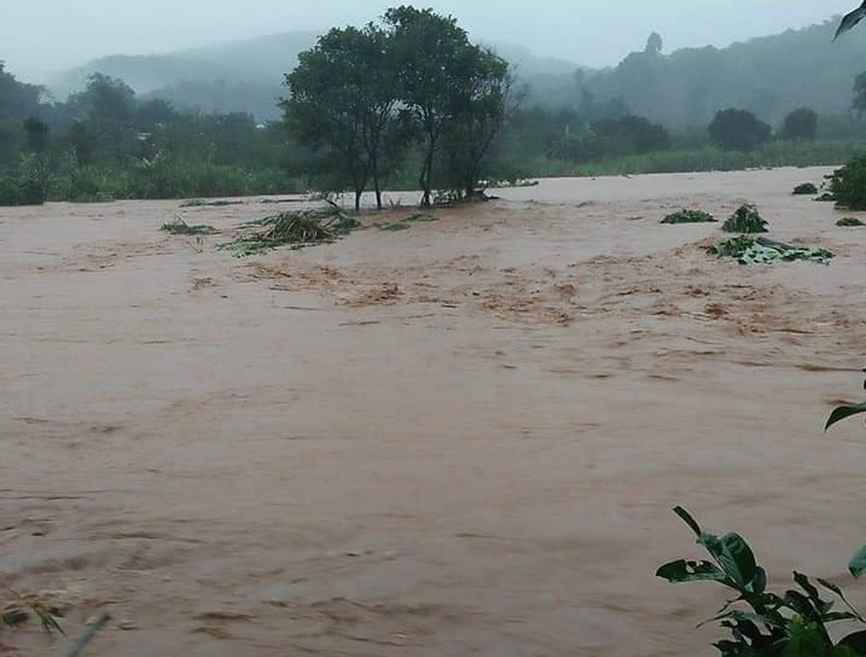 Nước lũ tràn về, 20 hộ dân vẫn đang bị cô lập - 1 Nước lũ tràn về, 20 hộ dân vẫn đang bị cô lập - 1