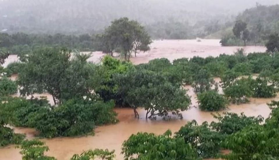 Nước lũ tràn về, 20 hộ dân vẫn đang bị cô lập - 3 Nước lũ tràn về, 20 hộ dân vẫn đang bị cô lập - 3