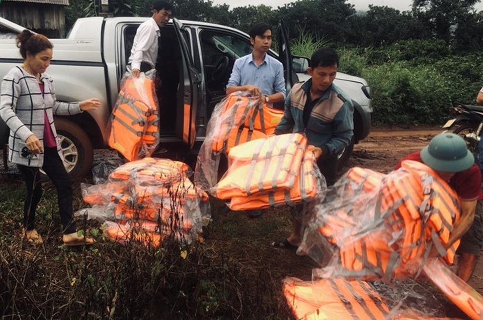 Nước lũ tràn về, 20 hộ dân vẫn đang bị cô lập - 6 Nước lũ tràn về, 20 hộ dân vẫn đang bị cô lập - 6
