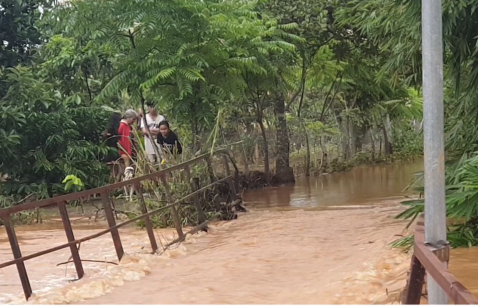 Nước lũ tràn về, 20 hộ dân vẫn đang bị cô lập - 5 Nước lũ tràn về, 20 hộ dân vẫn đang bị cô lập - 5