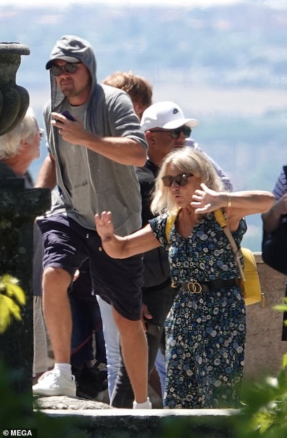 Leonardo Di Caprio đưa bạn gái kém 22 tuổi đi chơi cùng mẹ ruột - 4