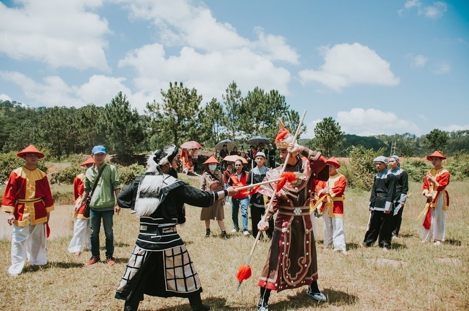 Nhạc sĩ - Đạo diễn Nguyễn Quang lên Đà lạt “dựng” Hòn Vọng Phu - 1 Nhạc sĩ - Đạo diễn Nguyễn Quang lên Đà lạt “dựng” Hòn Vọng Phu - 1