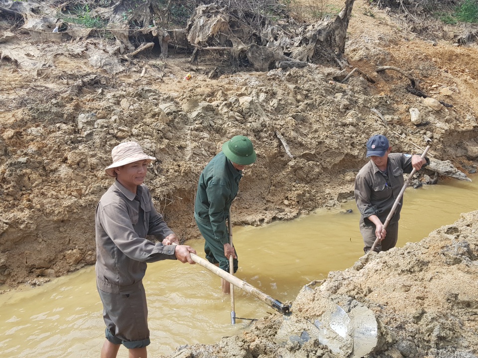 Sông ngòi cạn khô, hàng trăm công nhân đào kênh tìm nước - 6 Sông ngòi cạn khô, hàng trăm công nhân đào kênh tìm nước - 6