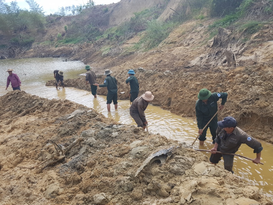 Sông ngòi cạn khô, hàng trăm công nhân đào kênh tìm nước - 4 Sông ngòi cạn khô, hàng trăm công nhân đào kênh tìm nước - 4