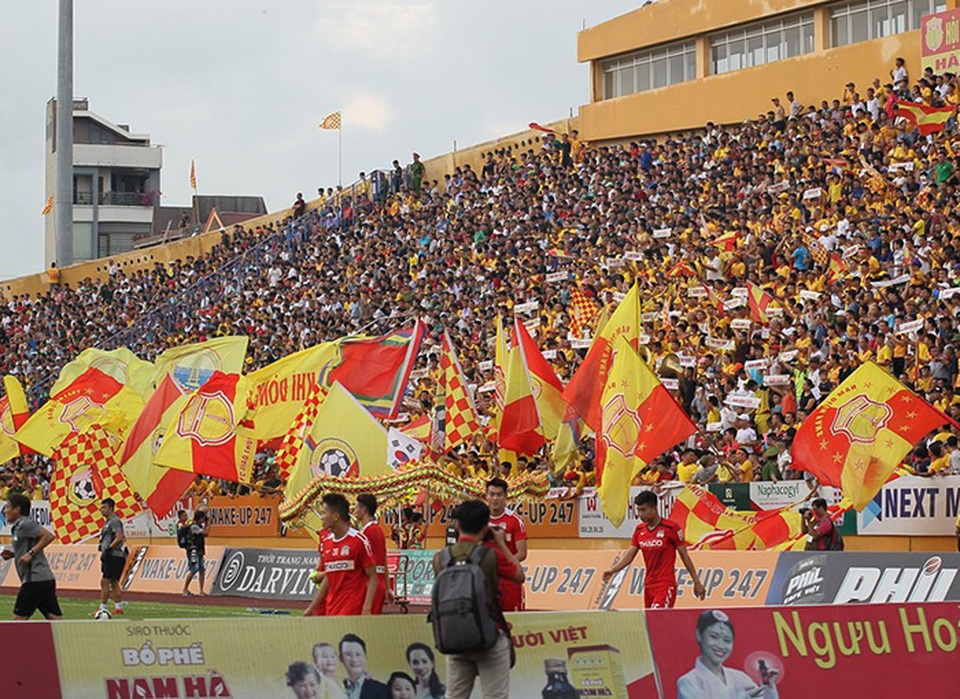 Bóng đá đẹp nhìn từ các khán đài và hành động nhân văn - 1 Bóng đá đẹp nhìn từ các khán đài và hành động nhân văn - 1