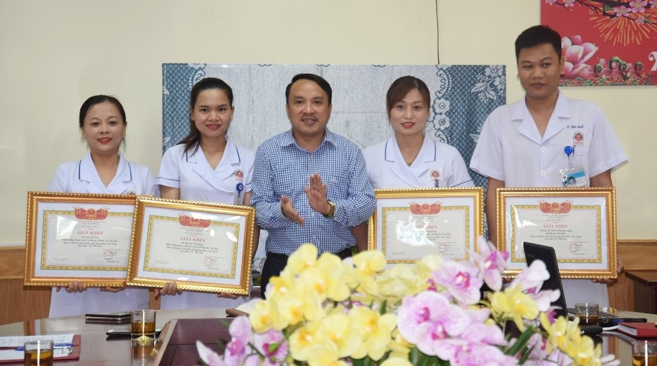 Khen thưởng 3 điều dưỡng viên hiến máu, cứu sản phụ băng huyết - 2 Khen thưởng 3 điều dưỡng viên hiến máu, cứu sản phụ băng huyết - 2