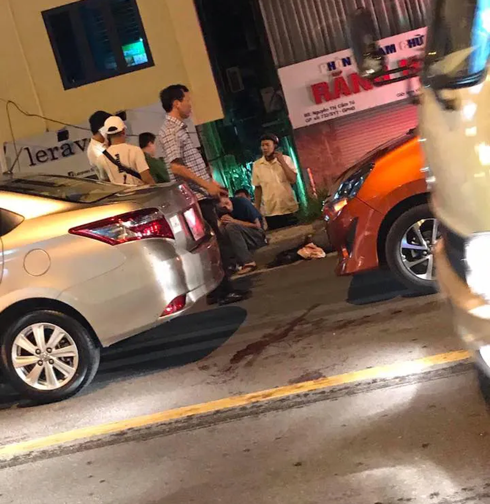 Hà Nội: Sau va chạm giao thông, người đàn ông rút dao đâm đối phương gục tại chỗ - 1 Hà Nội: Sau va chạm giao thông, người đàn ông rút dao đâm đối phương gục tại chỗ - 1
