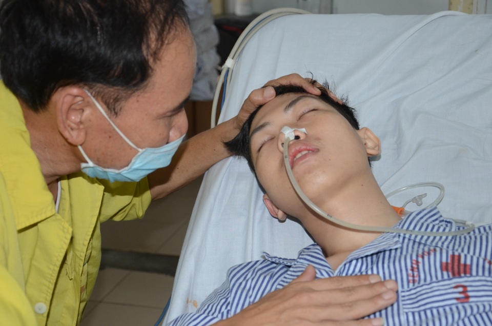 Bác sĩ cảm động trước tấm lòng hảo tâm của bạn đọc Dân trí dành tặng bệnh nhân hơn 52 triệu đồng - 2 Bác sĩ cảm động trước tấm lòng hảo tâm của bạn đọc Dân trí dành tặng bệnh nhân hơn 52 triệu đồng - 2