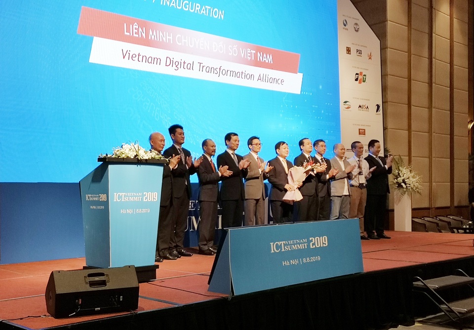 Phó Thủ tướng: “Việt Nam cần thực hiện chuyển đổi số với tâm thế của một quốc gia còn kém so với thế giới” - 3 Phó Thủ tướng: “Việt Nam cần thực hiện chuyển đổi số với tâm thế của một quốc gia còn kém so với thế giới” - 3
