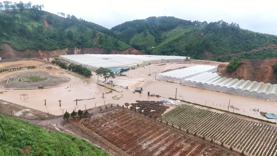 Công an đu dây cáp giải cứu 41 người mắc kẹt trong vùng lũ nguy hiểm - 3 Công an đu dây cáp giải cứu 41 người mắc kẹt trong vùng lũ nguy hiểm - 3