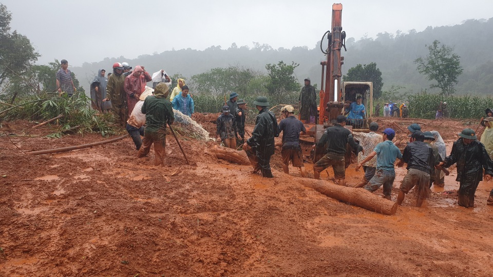 Vụ sạt lở đất vùi lấp một gia đình: Những cảnh tượng kinh hoàng sau gần nửa thế kỷ - 2 Vụ sạt lở đất vùi lấp một gia đình: Những cảnh tượng kinh hoàng sau gần nửa thế kỷ - 2