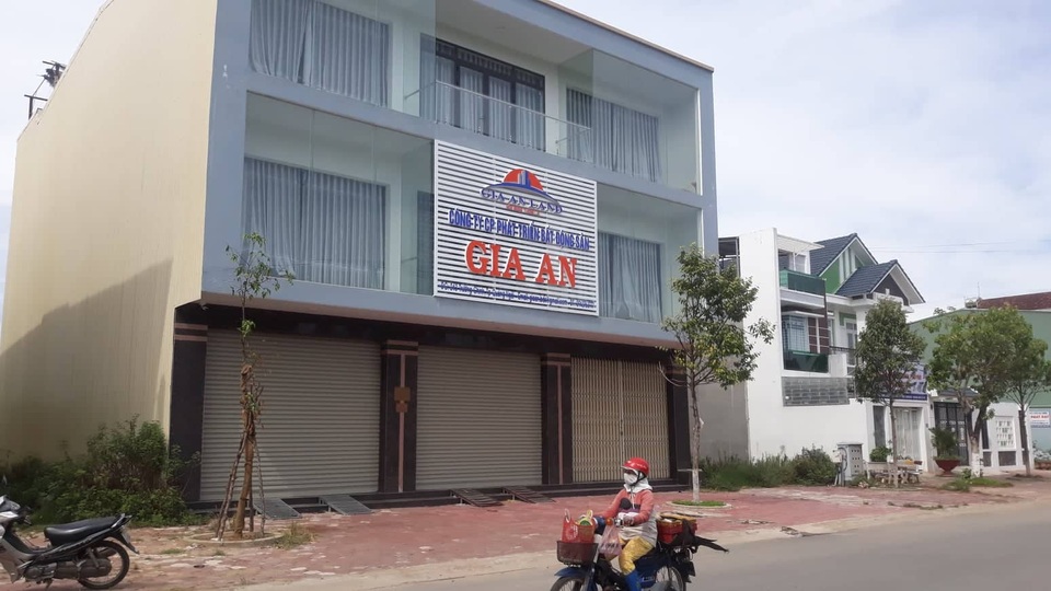 Quảng Ngãi: Lùm xùm chuyện chủ đầu tư khu dân cư đổ đất vây ruộng của dân - 5 Quảng Ngãi: Lùm xùm chuyện chủ đầu tư khu dân cư đổ đất vây ruộng của dân - 5