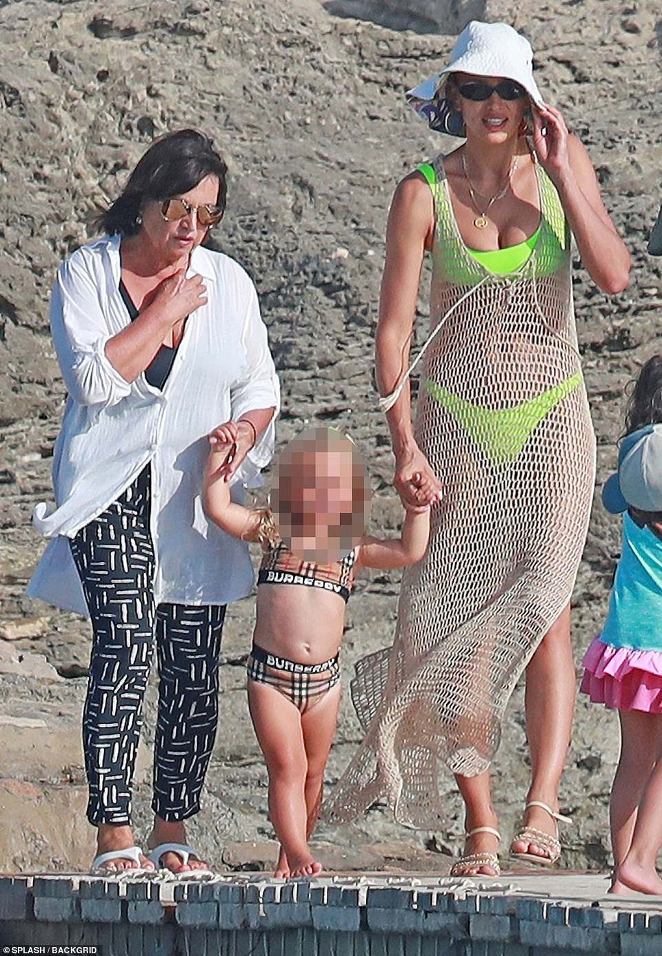 Irina Shayk cùng mẹ và con gái đi nghỉ mát ở Ibiza - 1 Irina Shayk cùng mẹ và con gái đi nghỉ mát ở Ibiza - 1