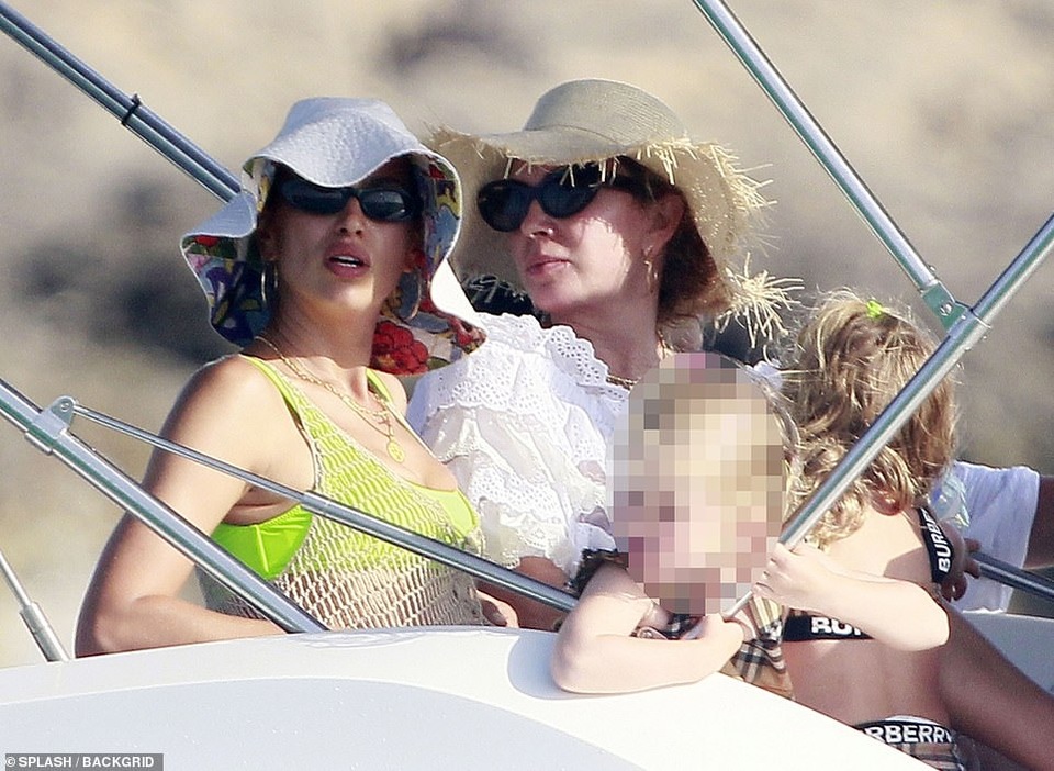 Irina Shayk cùng mẹ và con gái đi nghỉ mát ở Ibiza - 5 Irina Shayk cùng mẹ và con gái đi nghỉ mát ở Ibiza - 5