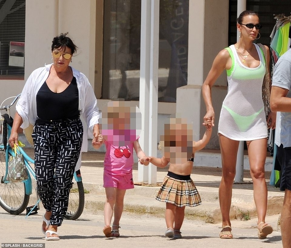 Irina Shayk cùng mẹ và con gái đi nghỉ mát ở Ibiza - 9 Irina Shayk cùng mẹ và con gái đi nghỉ mát ở Ibiza - 9