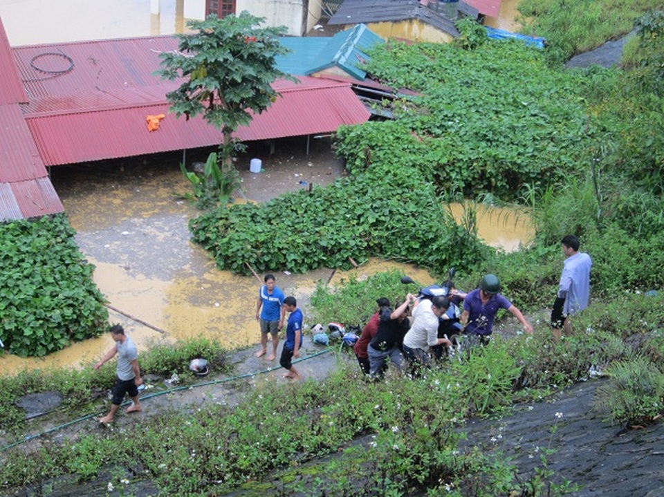 Mưa lớn, nước ngập toàn bộ ngôi trường giữa thị trấn Si Ma Cai - 4 Mưa lớn, nước ngập toàn bộ ngôi trường giữa thị trấn Si Ma Cai - 4