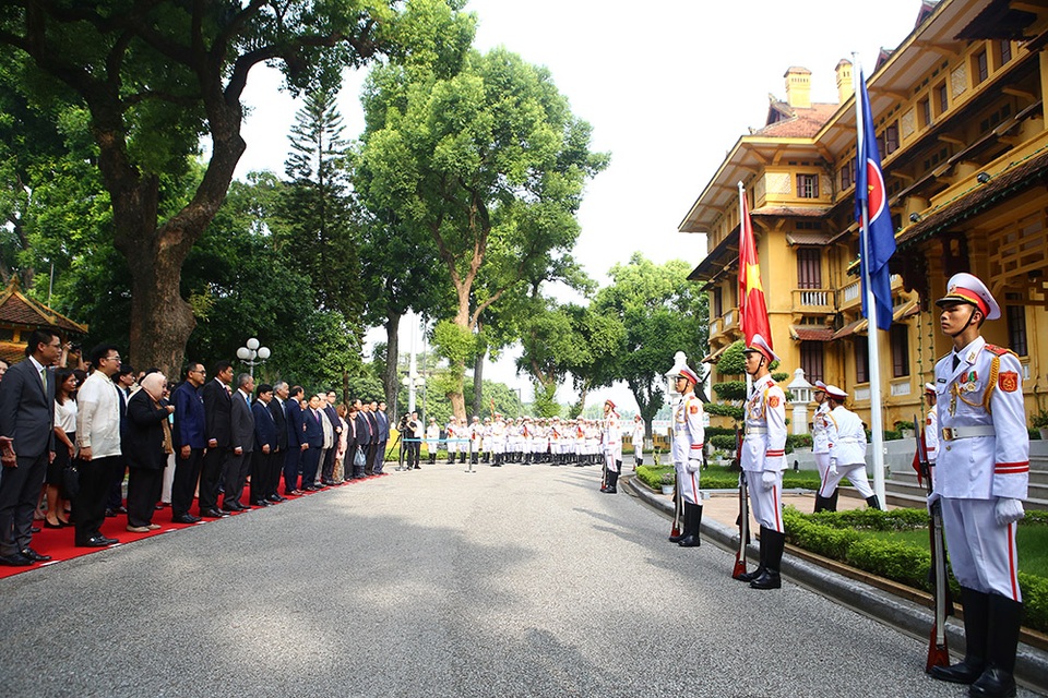 Lễ thượng cờ ASEAN trang trọng ở Hà Nội kỷ niệm 52 năm thành lập - 10 Lễ thượng cờ ASEAN trang trọng ở Hà Nội kỷ niệm 52 năm thành lập - 10