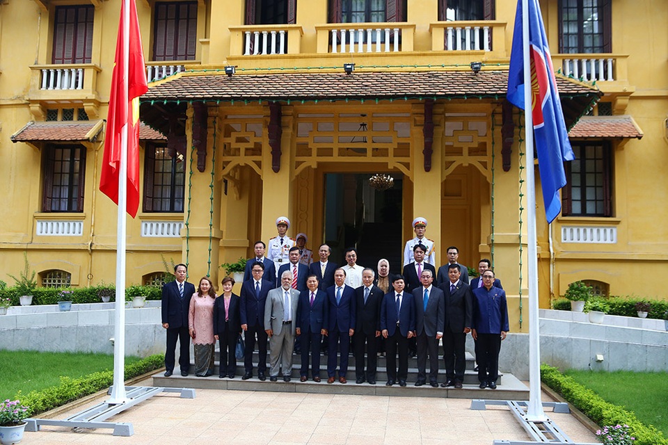 Lễ thượng cờ ASEAN trang trọng ở Hà Nội kỷ niệm 52 năm thành lập - 11 Lễ thượng cờ ASEAN trang trọng ở Hà Nội kỷ niệm 52 năm thành lập - 11