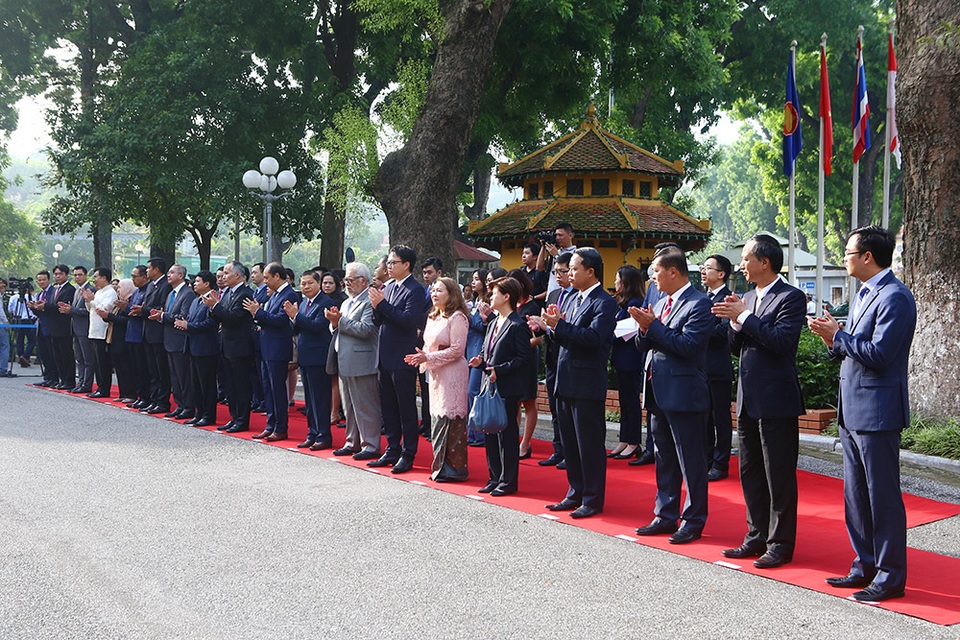 Lễ thượng cờ ASEAN trang trọng ở Hà Nội kỷ niệm 52 năm thành lập - 3 Lễ thượng cờ ASEAN trang trọng ở Hà Nội kỷ niệm 52 năm thành lập - 3