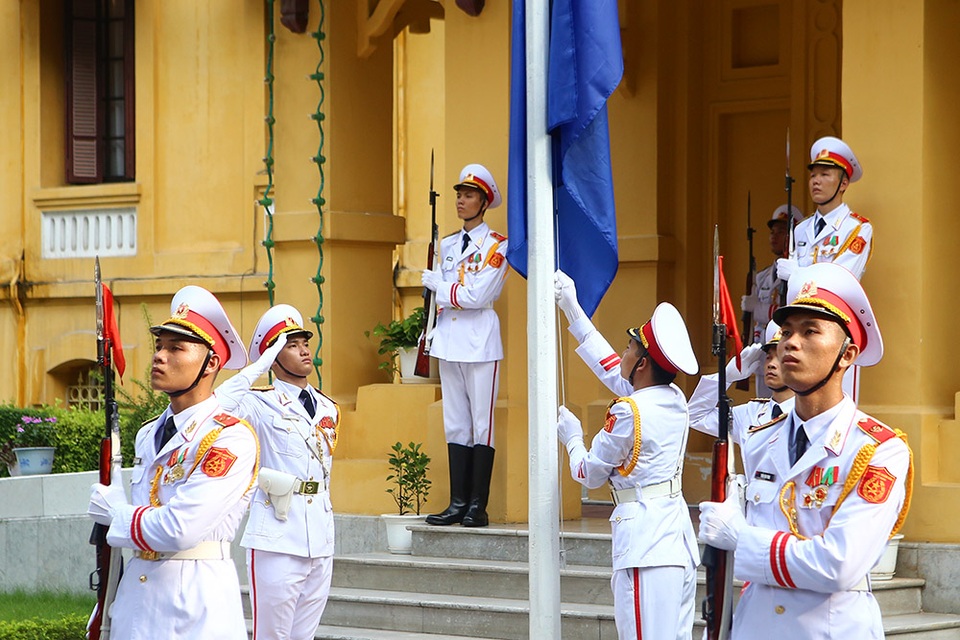 Lễ thượng cờ ASEAN trang trọng ở Hà Nội kỷ niệm 52 năm thành lập - 7 Lễ thượng cờ ASEAN trang trọng ở Hà Nội kỷ niệm 52 năm thành lập - 7