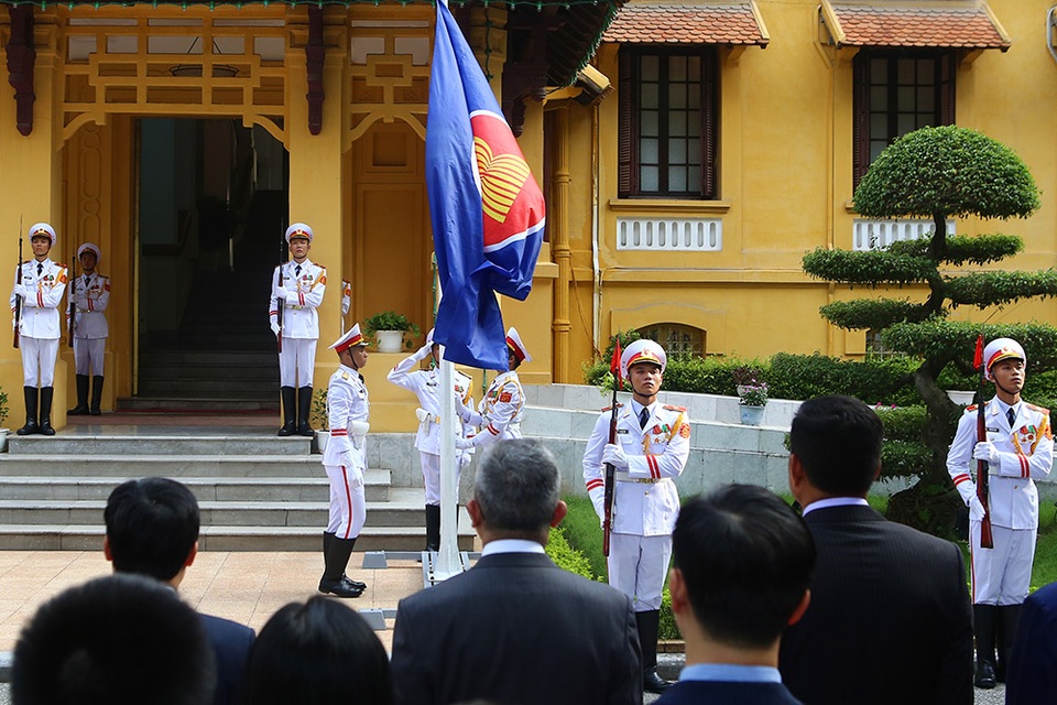 Lễ thượng cờ ASEAN trang trọng ở Hà Nội kỷ niệm 52 năm thành lập - 8 Lễ thượng cờ ASEAN trang trọng ở Hà Nội kỷ niệm 52 năm thành lập - 8