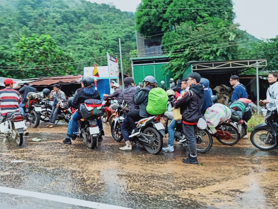 Đèo Bảo Lộc sạt lở nghiêm trọng, 2 ô tô bị đẩy xuống vực - 6 Đèo Bảo Lộc sạt lở nghiêm trọng, 2 ô tô bị đẩy xuống vực - 6