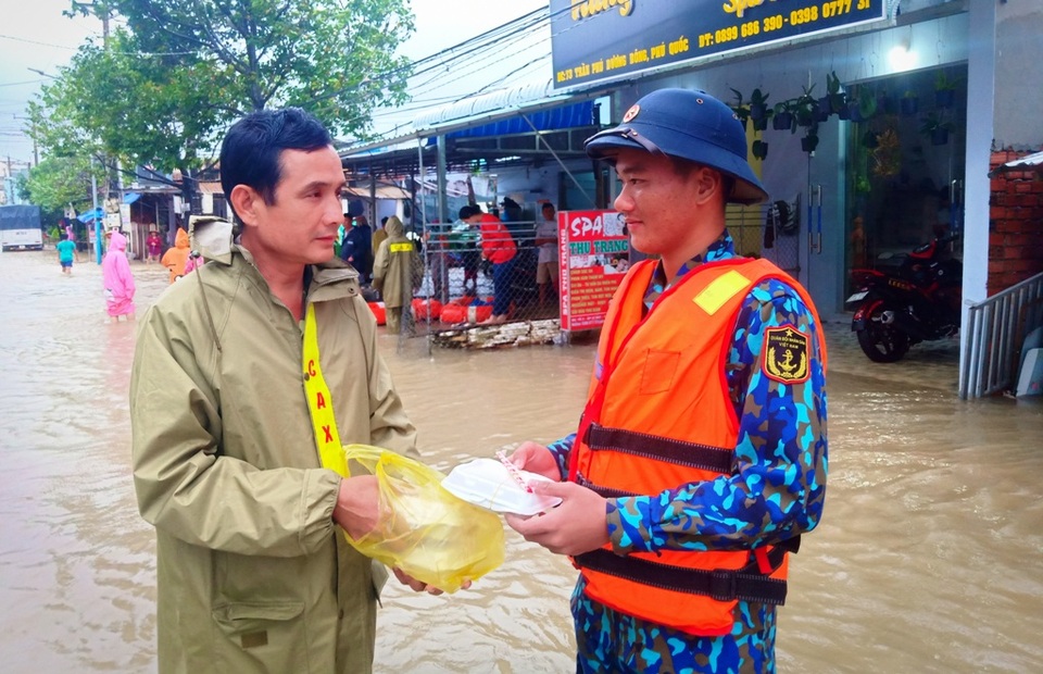 Ngày thứ 8 Phú Quốc ngập lụt: Lũ rút dần, tiếp tục sơ tán dân - 11 Ngày thứ 8 Phú Quốc ngập lụt: Lũ rút dần, tiếp tục sơ tán dân - 11