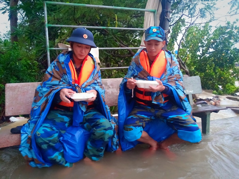 Ngày thứ 8 Phú Quốc ngập lụt: Lũ rút dần, tiếp tục sơ tán dân - 12 Ngày thứ 8 Phú Quốc ngập lụt: Lũ rút dần, tiếp tục sơ tán dân - 12
