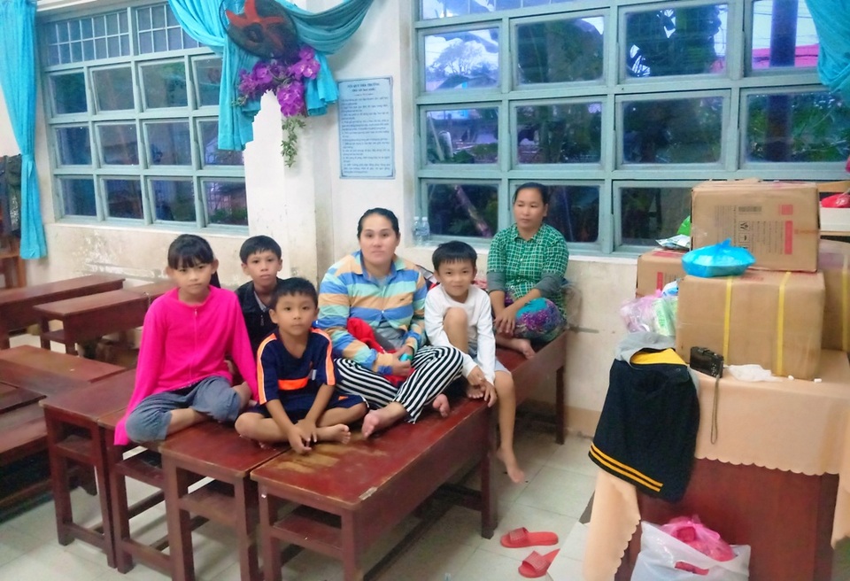 Ngày thứ 8 Phú Quốc ngập lụt: Lũ rút dần, tiếp tục sơ tán dân - 15 Ngày thứ 8 Phú Quốc ngập lụt: Lũ rút dần, tiếp tục sơ tán dân - 15