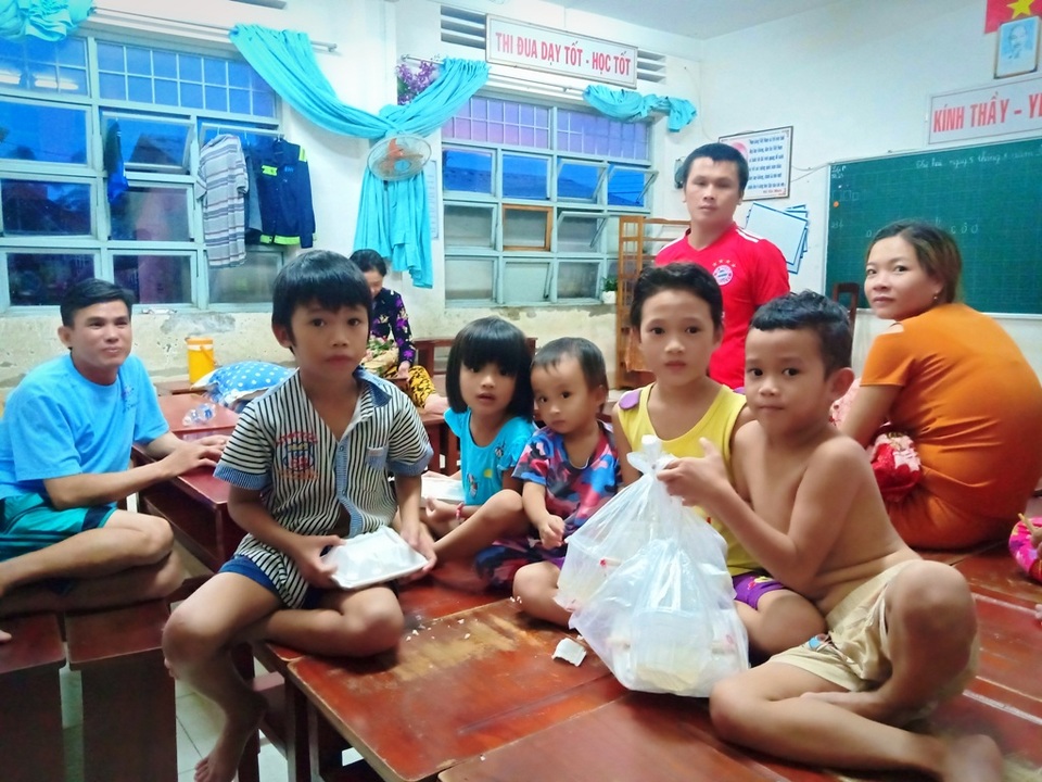 Ngày thứ 8 Phú Quốc ngập lụt: Lũ rút dần, tiếp tục sơ tán dân - 14 Ngày thứ 8 Phú Quốc ngập lụt: Lũ rút dần, tiếp tục sơ tán dân - 14