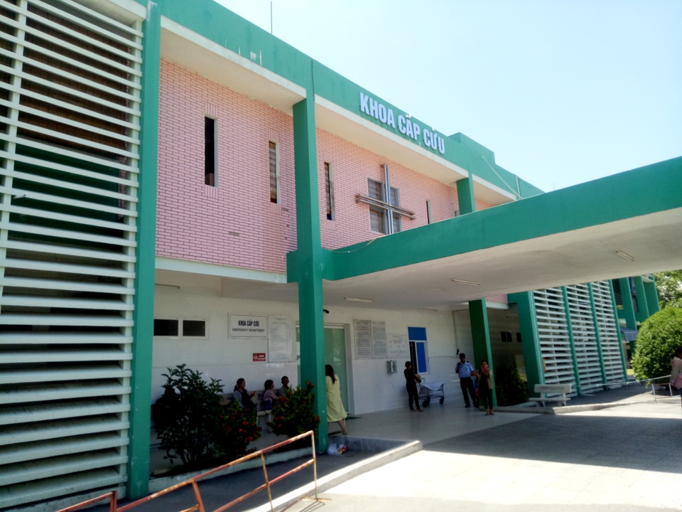 Chồng cứa cổ vợ rồi tự sát