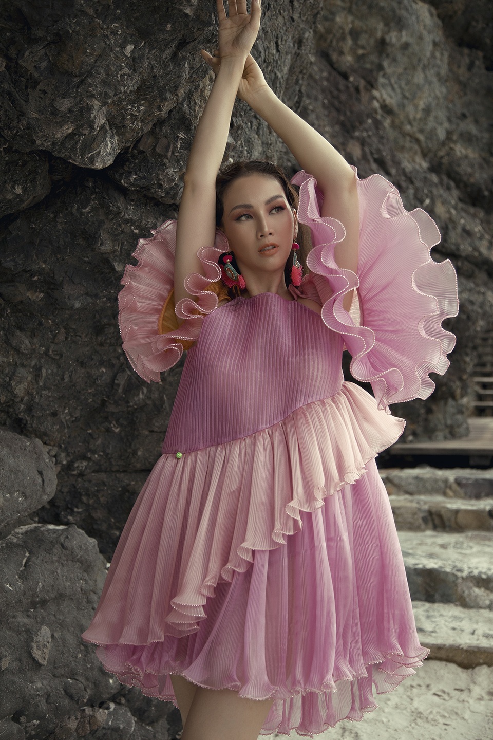 Hoa hậu Paris Vũ lần đầu bạo dạn khoe lưng trần trước biển cả - 4 Hoa hậu Paris Vũ lần đầu bạo dạn khoe lưng trần trước biển cả - 4