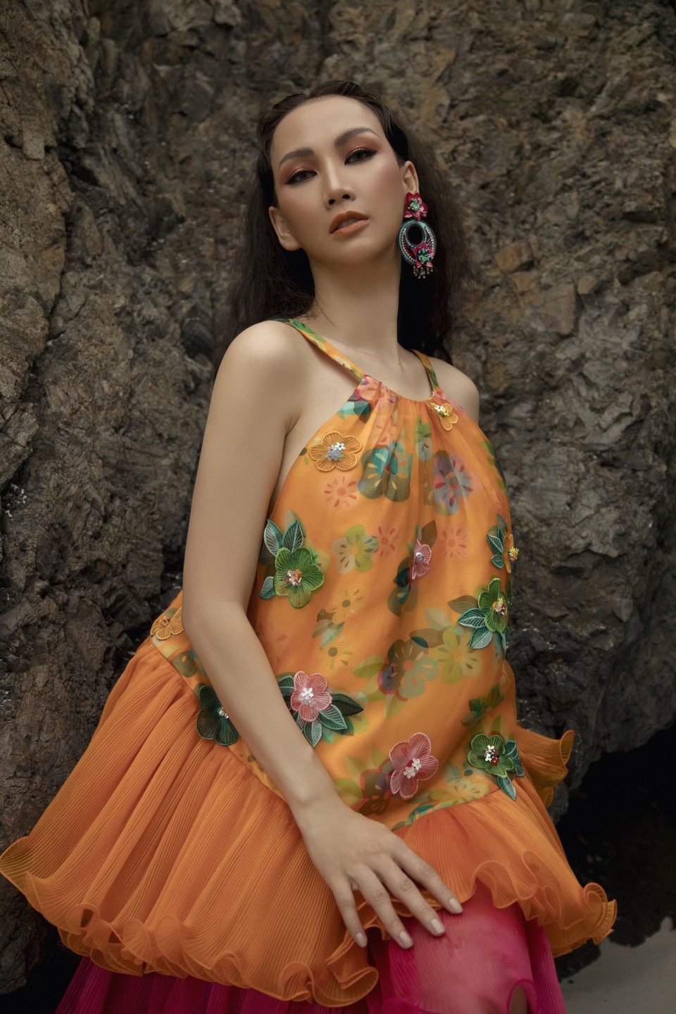 Hoa hậu Paris Vũ lần đầu bạo dạn khoe lưng trần trước biển cả - 7 Hoa hậu Paris Vũ lần đầu bạo dạn khoe lưng trần trước biển cả - 7