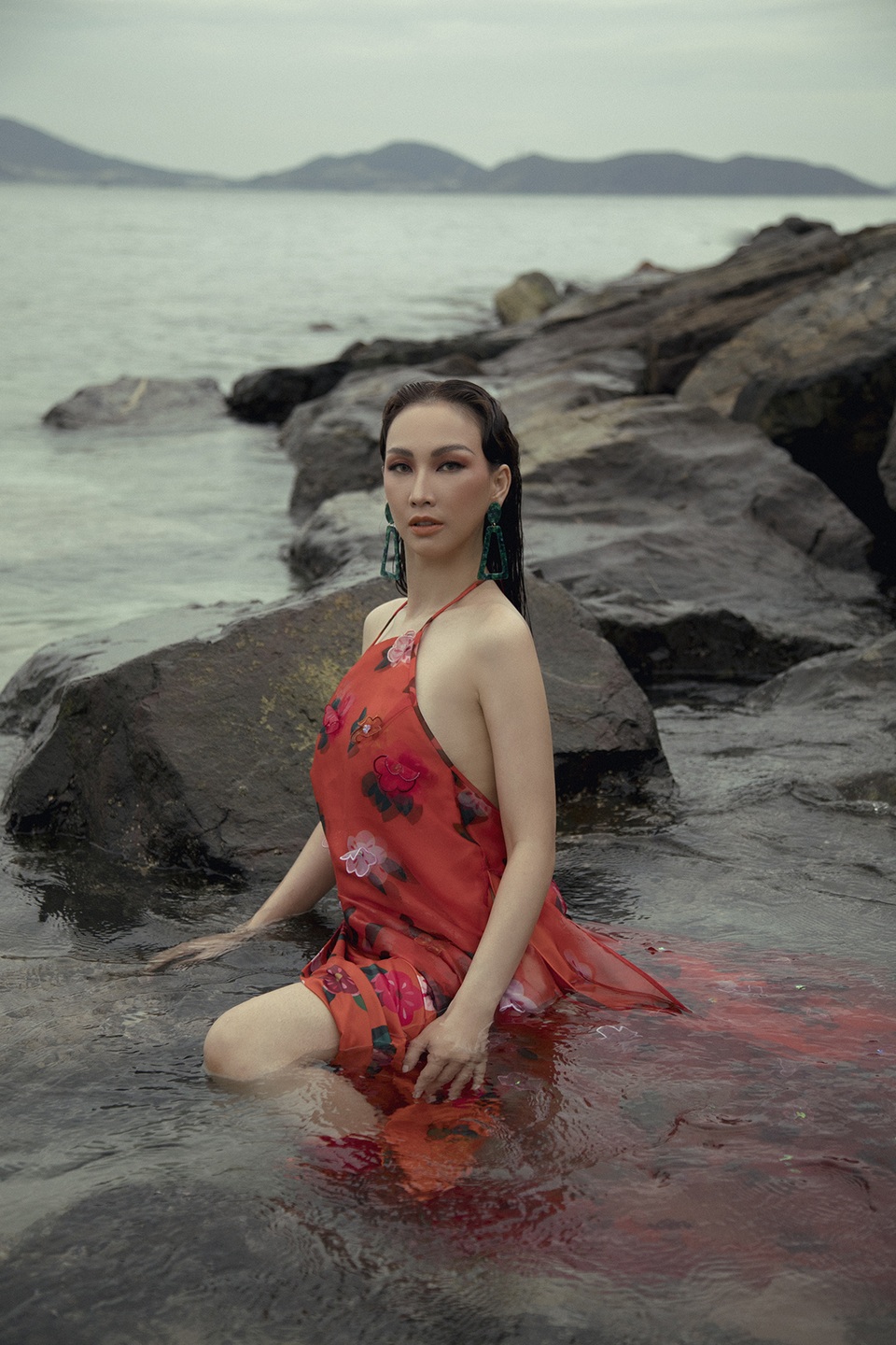 Hoa hậu Paris Vũ lần đầu bạo dạn khoe lưng trần trước biển cả - 8 Hoa hậu Paris Vũ lần đầu bạo dạn khoe lưng trần trước biển cả - 8