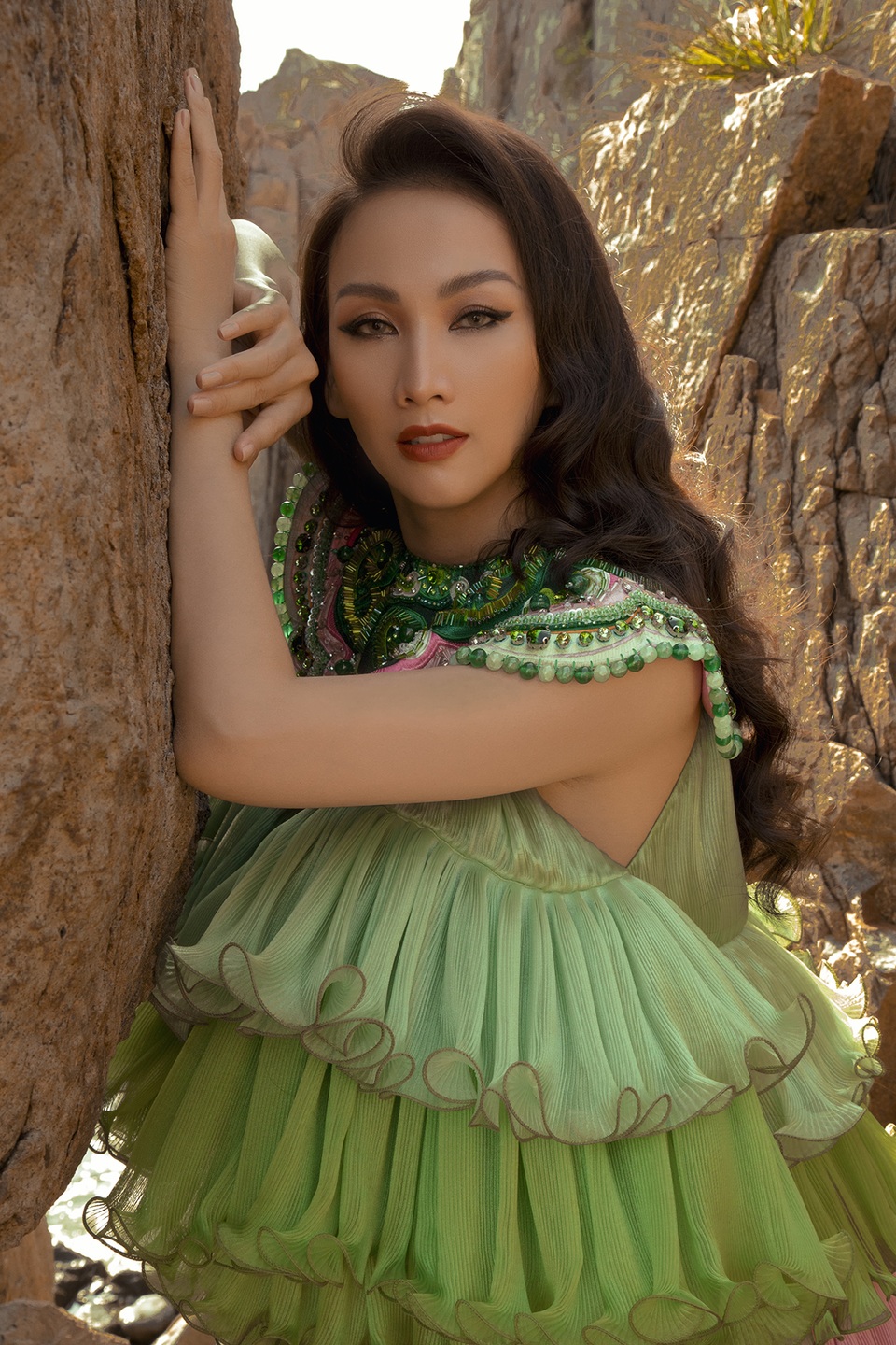 Hoa hậu Paris Vũ lần đầu bạo dạn khoe lưng trần trước biển cả - 9 Hoa hậu Paris Vũ lần đầu bạo dạn khoe lưng trần trước biển cả - 9