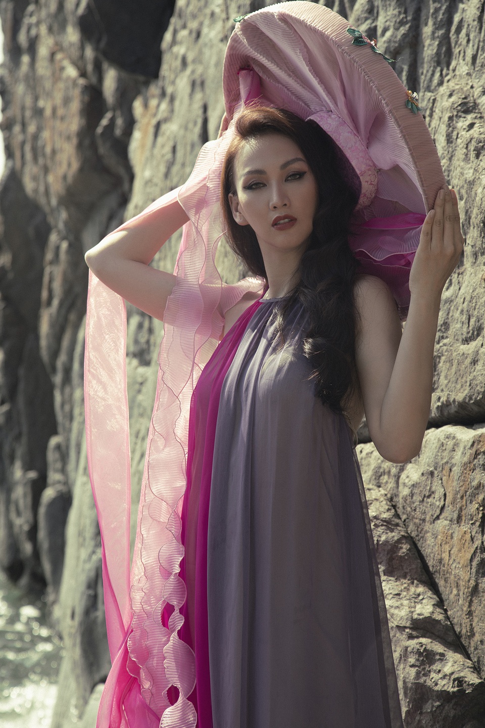 Hoa hậu Paris Vũ lần đầu bạo dạn khoe lưng trần trước biển cả - 11 Hoa hậu Paris Vũ lần đầu bạo dạn khoe lưng trần trước biển cả - 11