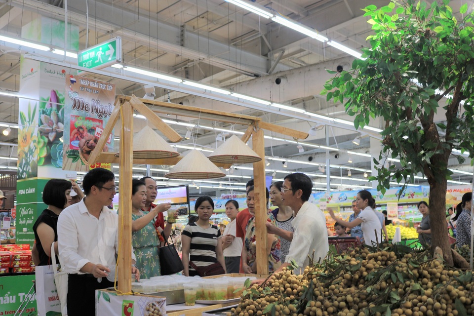 140 nghìn đồng/kg nhãn cổ đường phèn, dân Hà Nội vẫn xếp hàng tranh mua - 5 140 nghìn đồng/kg nhãn cổ đường phèn, dân Hà Nội vẫn xếp hàng tranh mua - 5