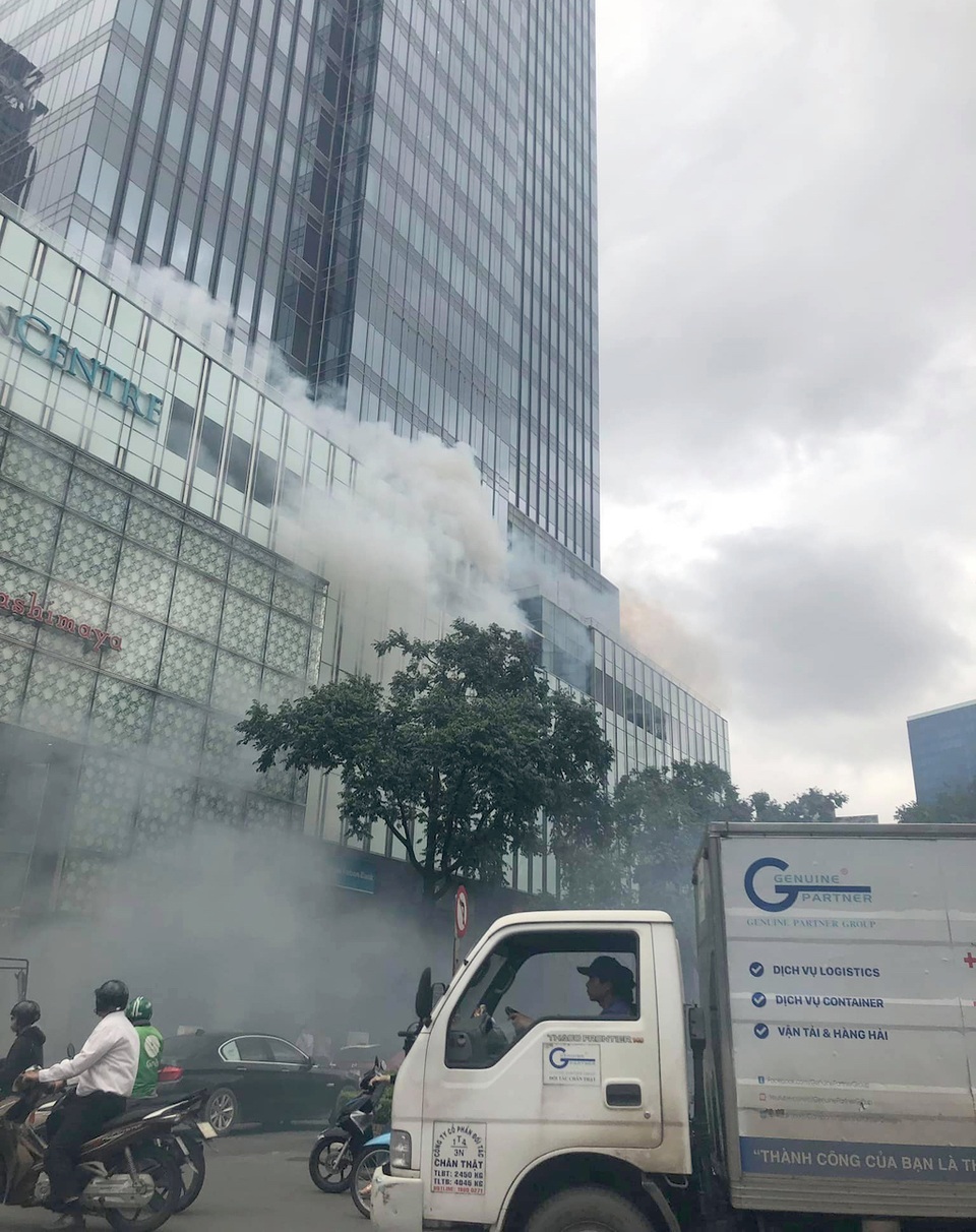 Hàng trăm người tháo chạy khỏi Saigon Center vì khói từ... máy phát điện - 1 Hàng trăm người tháo chạy khỏi Saigon Center vì khói từ... máy phát điện - 1