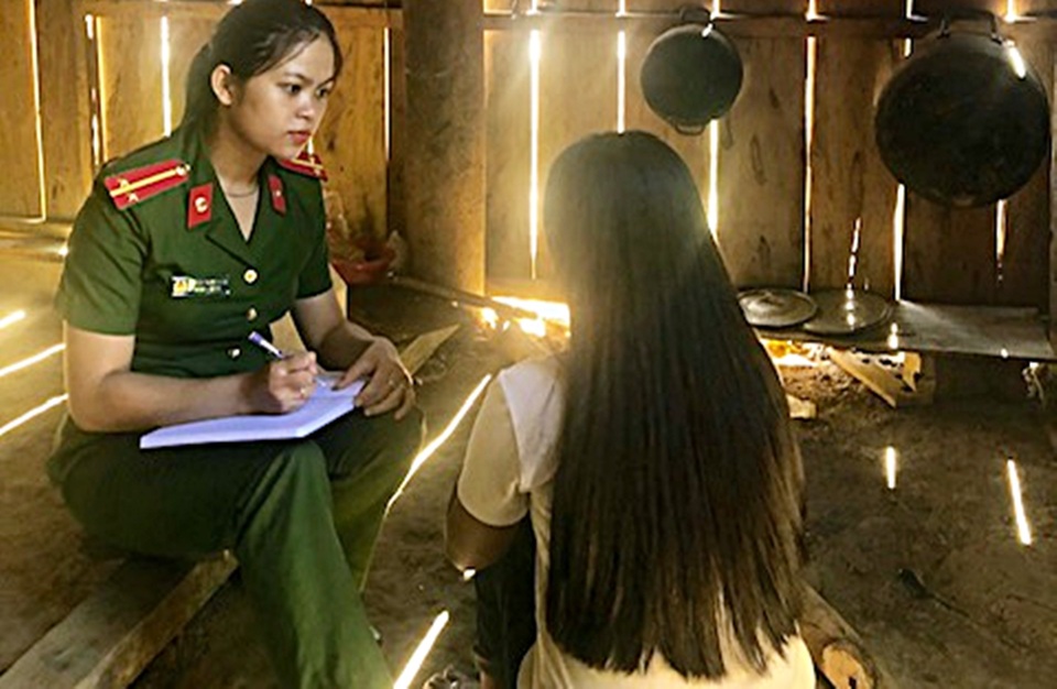 Trẻ em miền núi bị nhốt, ép cắn thuốc, tiếp khách karaoke? - 1 Trẻ em miền núi bị nhốt, ép cắn thuốc, tiếp khách karaoke? - 1